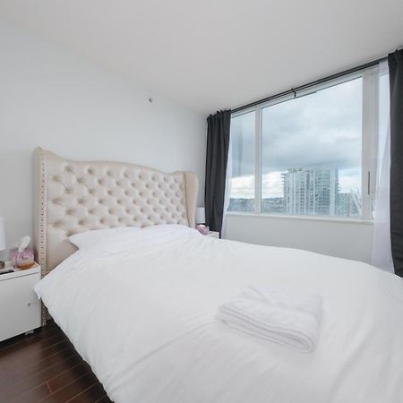 Central 1-Bedroom Apartment With Pool, Jacuzzi & Sauna 溫哥華 外观 照片