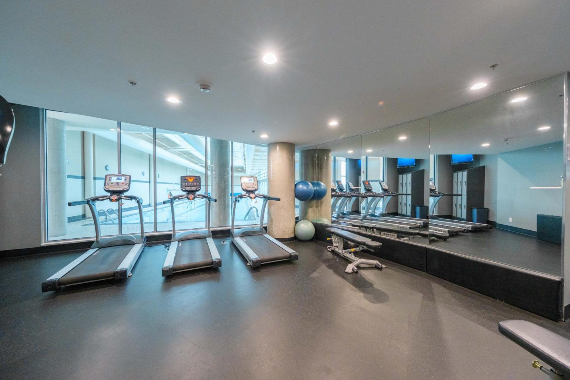 Central 1-Bedroom Apartment With Pool, Jacuzzi & Sauna 溫哥華 外观 照片