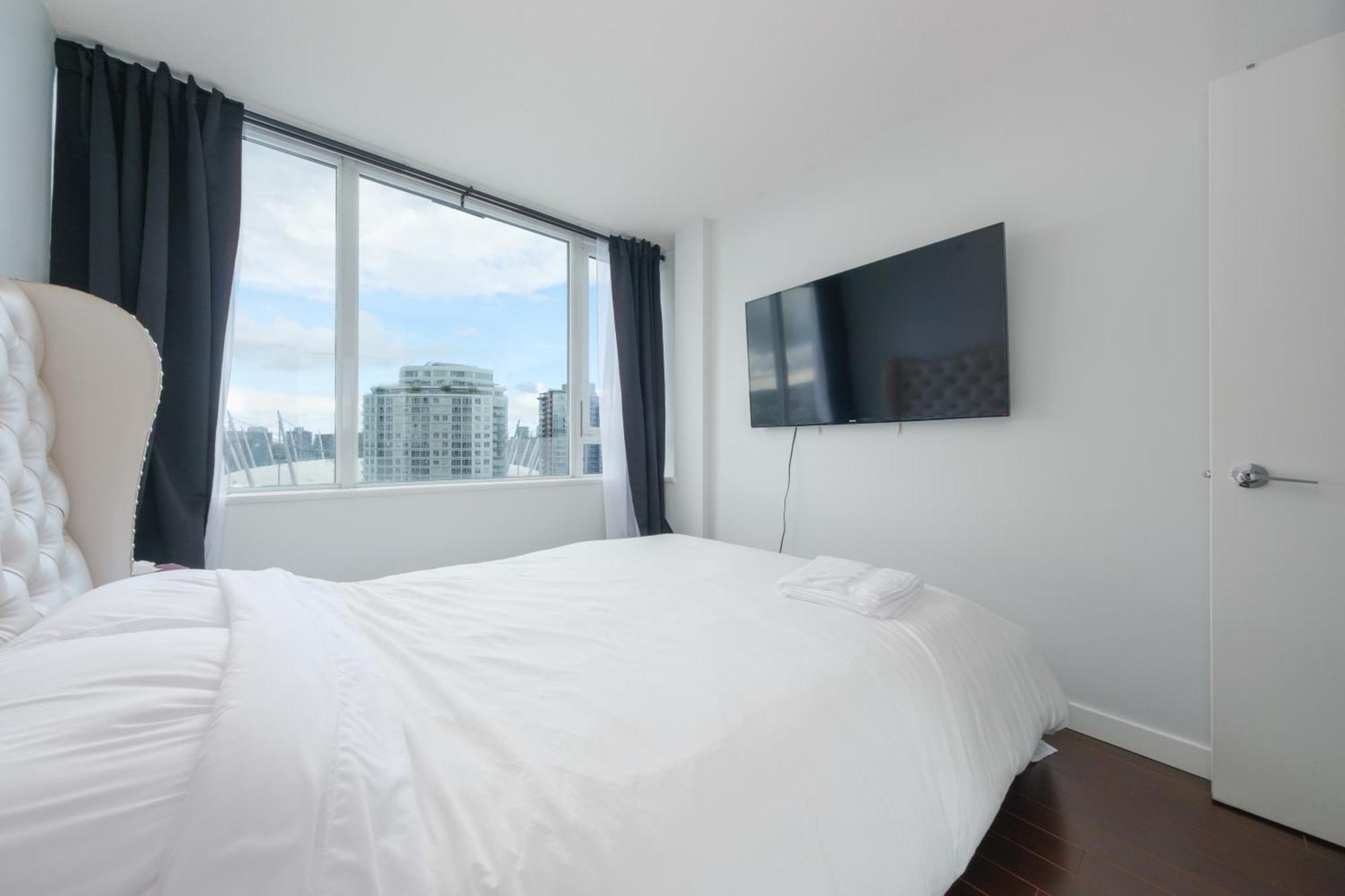 Central 1-Bedroom Apartment With Pool, Jacuzzi & Sauna 溫哥華 外观 照片
