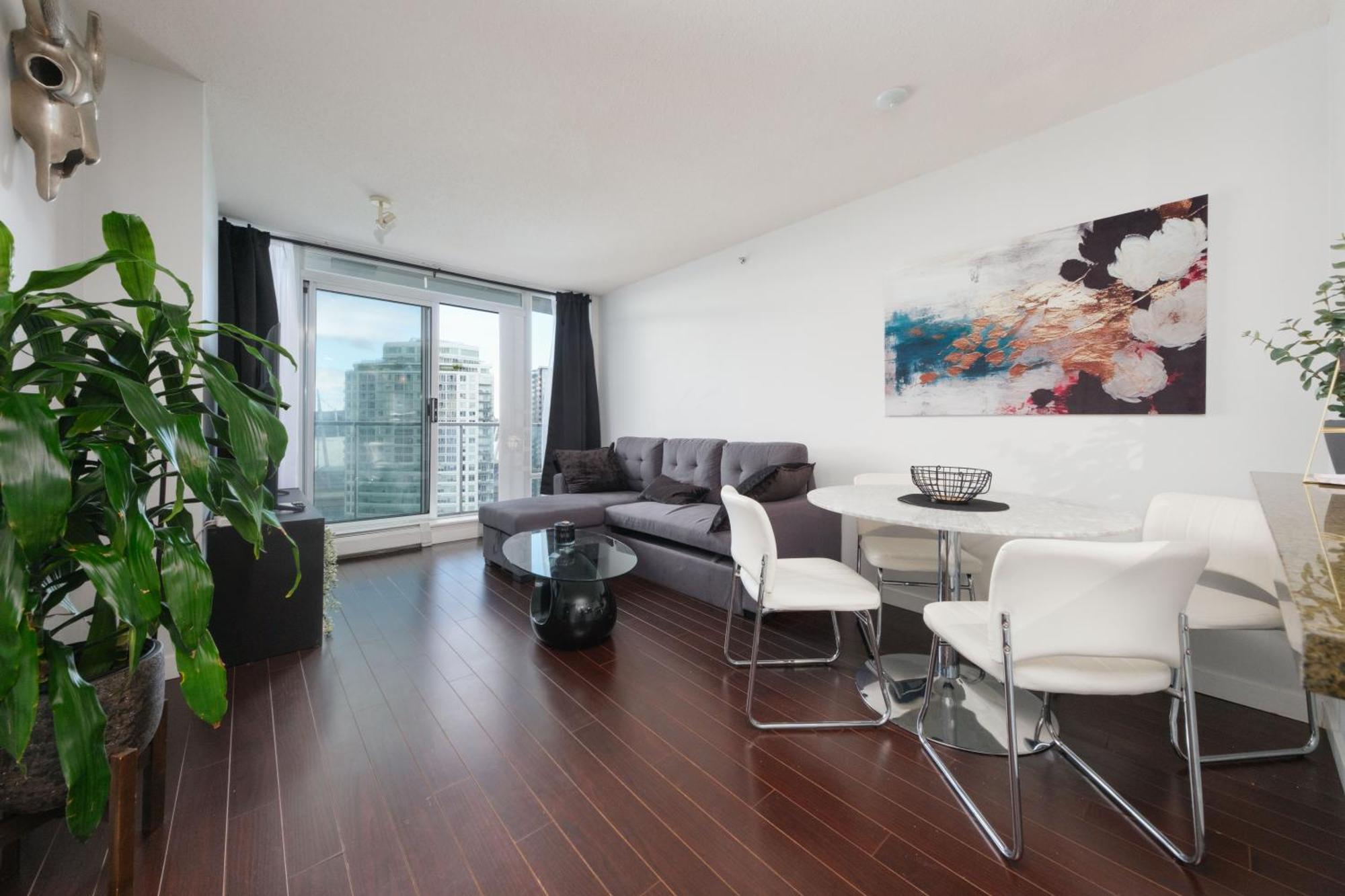 Central 1-Bedroom Apartment With Pool, Jacuzzi & Sauna 溫哥華 外观 照片