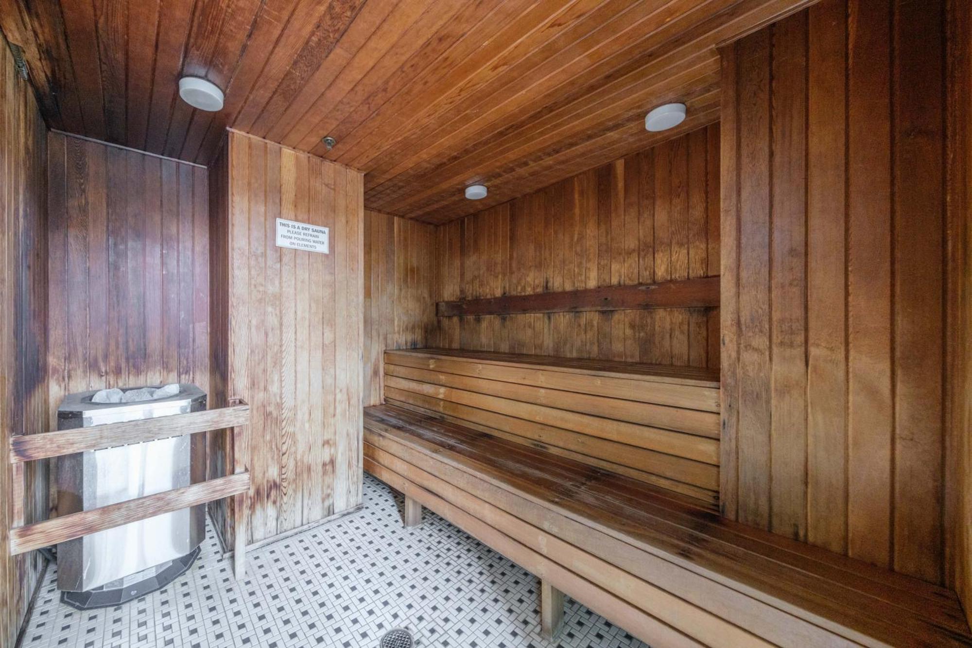 Central 1-Bedroom Apartment With Pool, Jacuzzi & Sauna 溫哥華 外观 照片