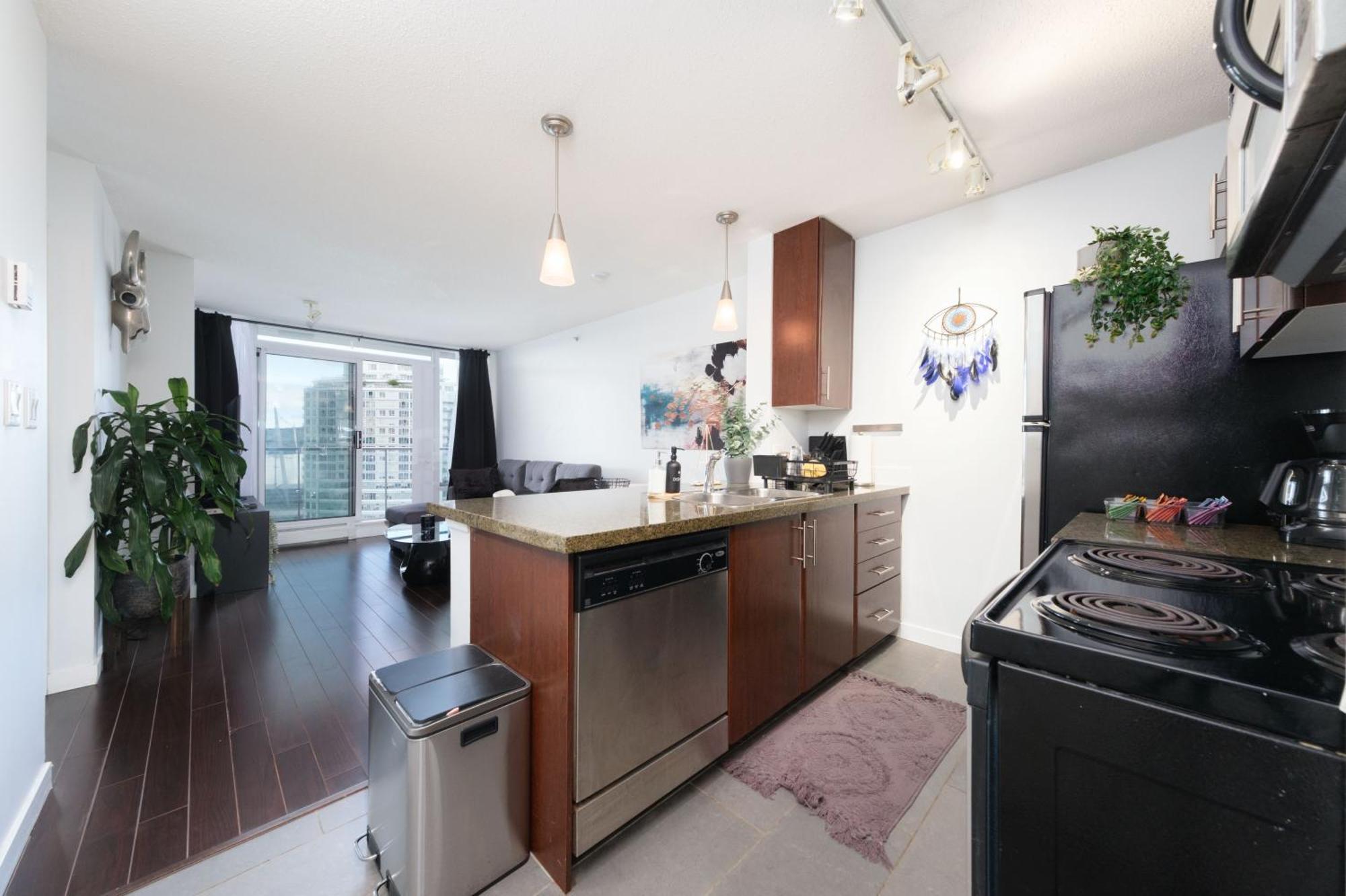 Central 1-Bedroom Apartment With Pool, Jacuzzi & Sauna 溫哥華 外观 照片