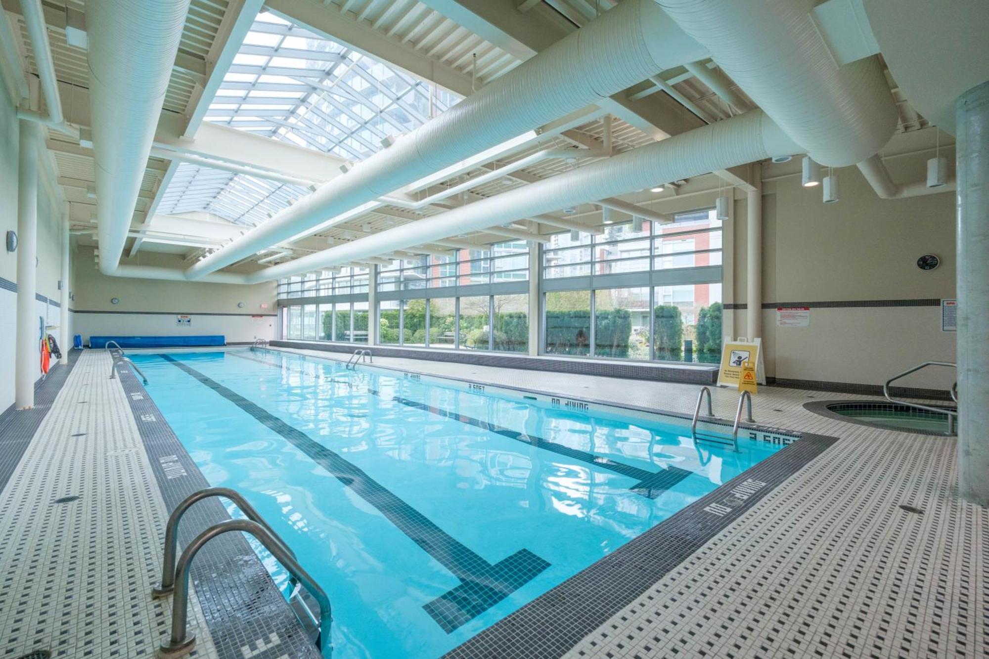 Central 1-Bedroom Apartment With Pool, Jacuzzi & Sauna 溫哥華 外观 照片