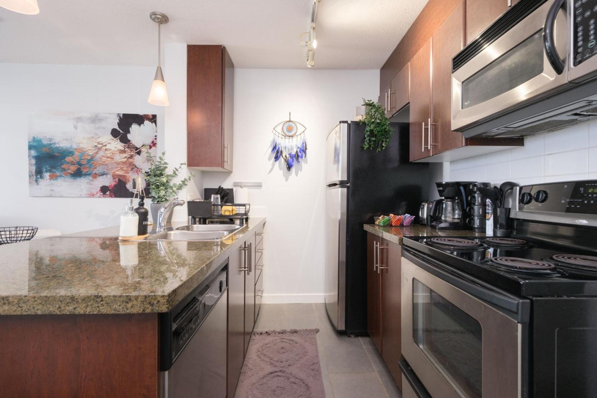 Central 1-Bedroom Apartment With Pool, Jacuzzi & Sauna 溫哥華 外观 照片